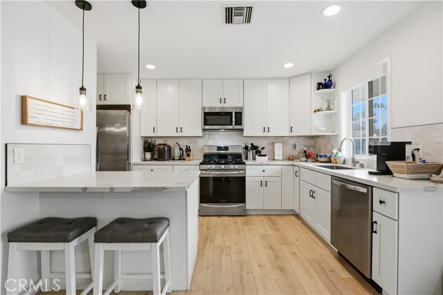 Detail Gallery Image 22 of 36 For 22637 Erwin St, Woodland Hills,  CA 91367 - 6 Beds | 5/1 Baths