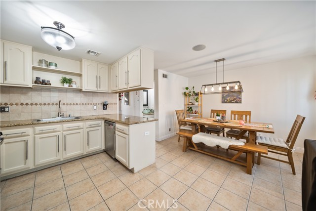 Detail Gallery Image 15 of 47 For 19950 Sherman Way Unit a a,  Winnetka,  CA 91306 - 3 Beds | 4 Baths