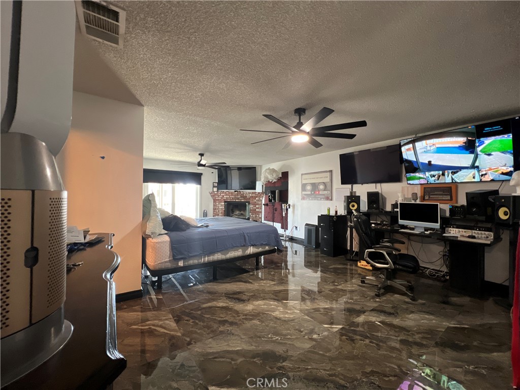 https://media.crmls.org/medias/79003135-90eb-4aad-bd1d-4510c5019ad8.jpg?preset=X-Large