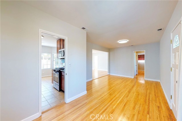 Detail Gallery Image 4 of 35 For 7648 Ostrom Ave, Lake Balboa,  CA 91406 - 4 Beds | 3 Baths