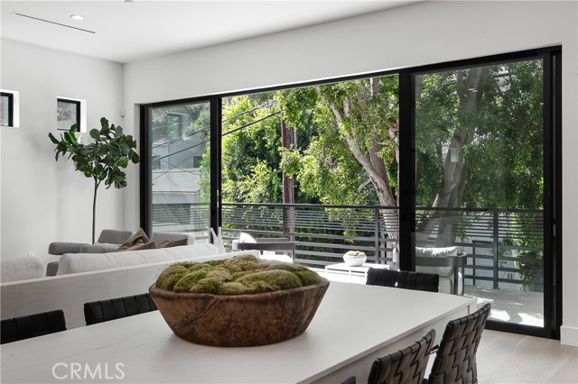 Detail Gallery Image 11 of 46 For 9836 Yoakum Dr, Beverly Hills,  CA 90210 - 5 Beds | 4 Baths