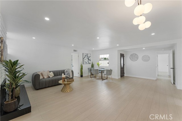17121 Simonds Street, Granada Hills CA: https://media.crmls.org/medias/790f4125-0503-4f86-9489-7022151aaa79.jpg