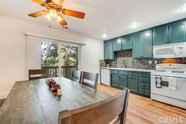 513 W Victoria Court, Lake Arrowhead CA: https://media.crmls.org/medias/79122107-2e0d-4175-a088-7503278453b8.jpg