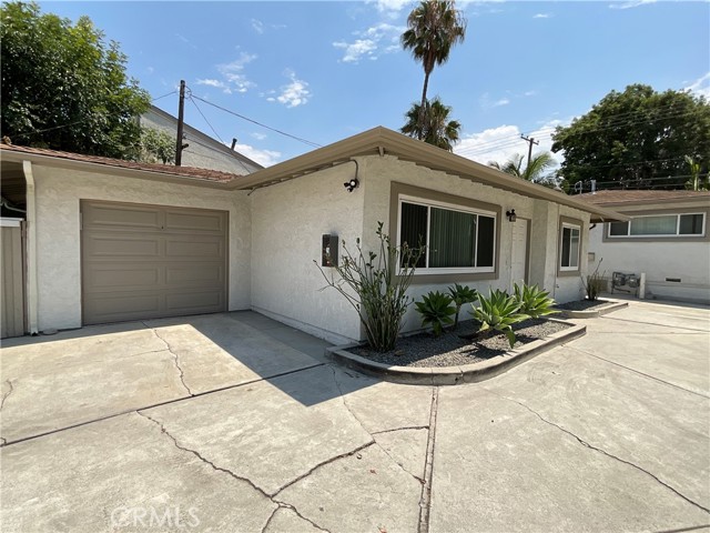 2641 Santa Ana Avenue, Costa Mesa CA: https://media.crmls.org/medias/79124454-871f-4e07-945d-974e110d7181.jpg