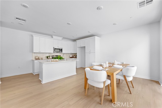 Detail Gallery Image 6 of 25 For 9423 1/2 N Sepulveda Blvd. #3,  North Hills,  CA 91343 - 2 Beds | 2/1 Baths