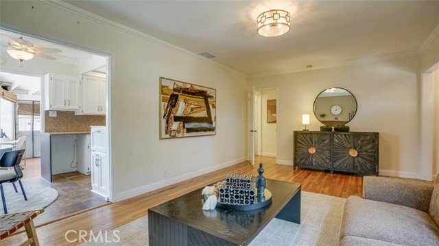 525 N Mariposa Street, Burbank CA: https://media.crmls.org/medias/791751fe-ce76-46b7-b80a-05fc45d6def9.jpg