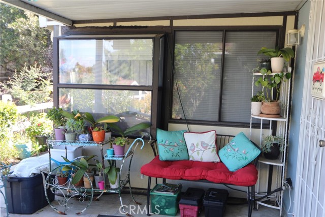 Detail Gallery Image 12 of 71 For 19208 Avenue of the Oaks #J,  Newhall,  CA 91321 - 2 Beds | 1/1 Baths