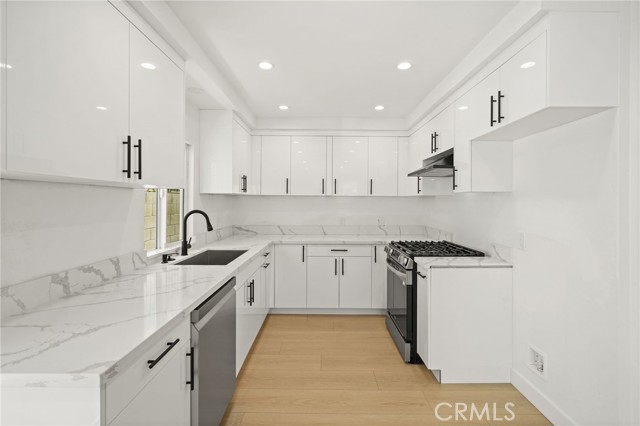 Detail Gallery Image 11 of 33 For 7010 Lennox Ave #B,  Van Nuys,  CA 91405 - 4 Beds | 2 Baths