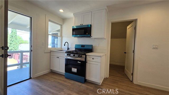 Detail Gallery Image 5 of 9 For 975 N Park #B,  Long Beach,  CA 90813 - 3 Beds | 1 Baths