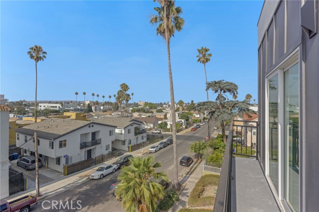 Detail Gallery Image 12 of 13 For 4511 Rosewood Ave #1,  Los Angeles,  CA 90004 - 4 Beds | 4/1 Baths