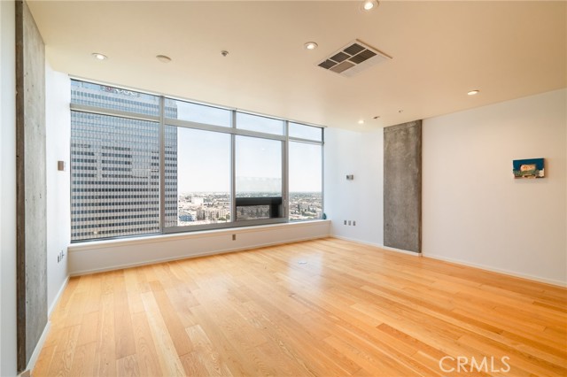 1155 South Grand Avenue, Los Angeles CA: https://media.crmls.org/medias/792351cf-3a04-455a-9a58-ba4d74b15ac0.jpg