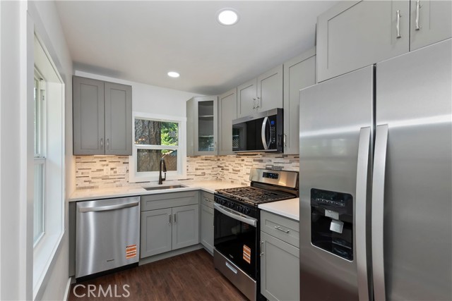 Detail Gallery Image 6 of 34 For 23984 Straight Way, Crestline,  CA 92325 - 2 Beds | 1 Baths