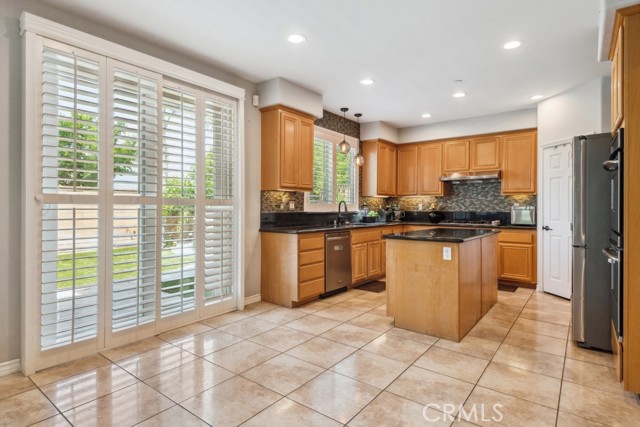 Detail Gallery Image 10 of 41 For 5460 Turin Way, Fontana,  CA 92336 - 4 Beds | 3 Baths