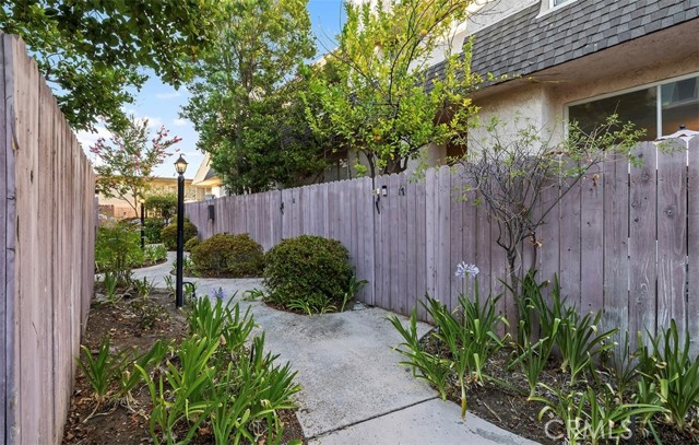 Detail Gallery Image 3 of 44 For 17937 Magnolia Bld #18,  Encino,  CA 91316 - 2 Beds | 3 Baths
