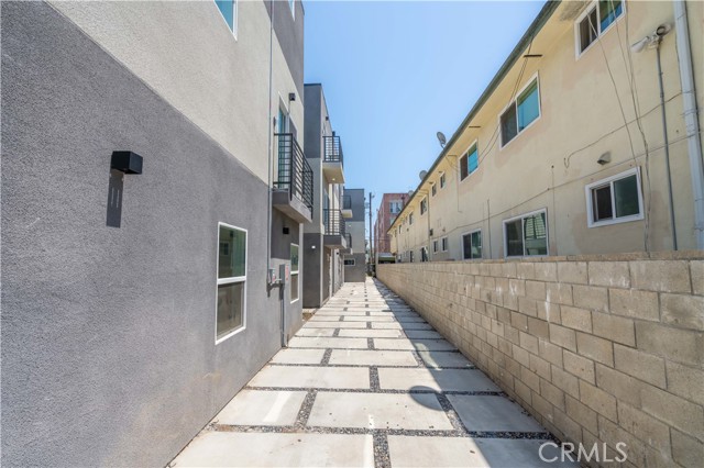 1032 N Oxford Avenue, Los Angeles CA: https://media.crmls.org/medias/792fe091-ff19-499c-b6c6-43cd42685491.jpg