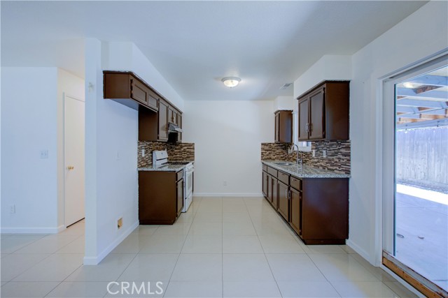 402 La Mesa Street, Merced CA: https://media.crmls.org/medias/793073f1-9047-4cc0-8fee-9b5c63222d55.jpg