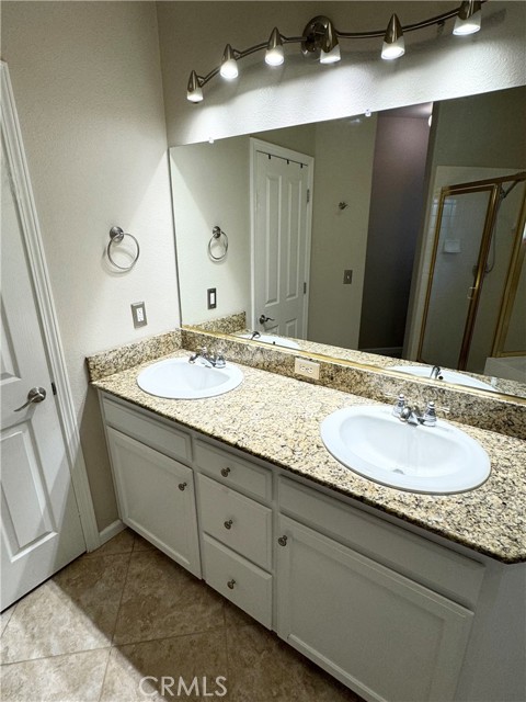 Detail Gallery Image 14 of 28 For 1055 E Hogan Ave, Fresno,  CA 93730 - 4 Beds | 2 Baths