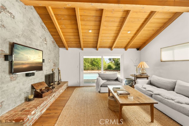 Detail Gallery Image 10 of 30 For 23843 Crosson Dr, Woodland Hills,  CA 91367 - 3 Beds | 2/1 Baths