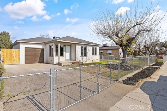 Detail Gallery Image 2 of 28 For 412 E Fairview Rd, Bakersfield,  CA 93307 - 2 Beds | 1 Baths