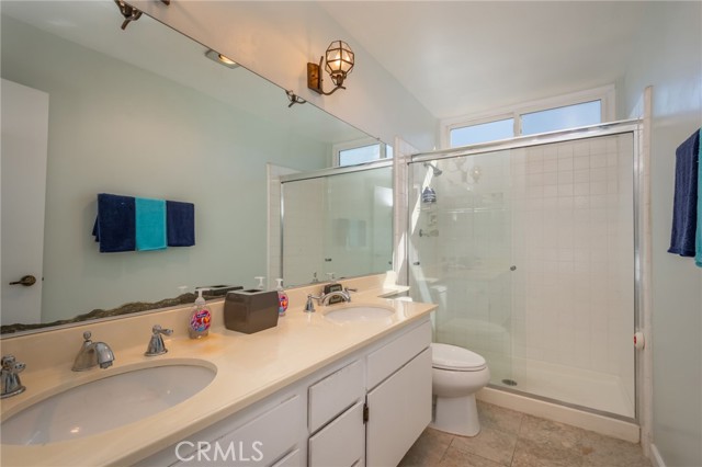 Detail Gallery Image 14 of 26 For 18319 Collins, Tarzana,  CA 91356 - 2 Beds | 3 Baths