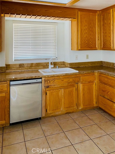 Detail Gallery Image 4 of 33 For 13055 Yellowstone Ave, Victorville,  CA 92395 - 4 Beds | 2 Baths