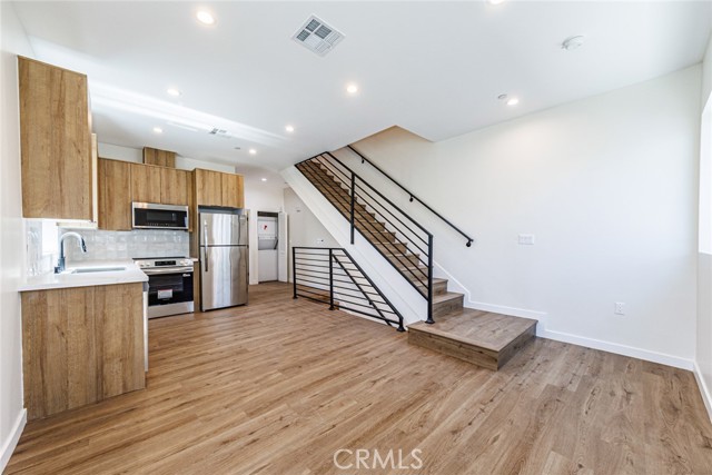 Detail Gallery Image 10 of 24 For 1857 Crenshaw Bld #1/2,  Los Angeles,  CA 90019 - 3 Beds | 3 Baths