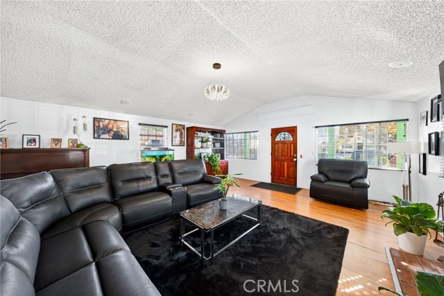 Detail Gallery Image 10 of 33 For 1803 E 109th Pl, Los Angeles,  CA 90059 - 5 Beds | 2 Baths