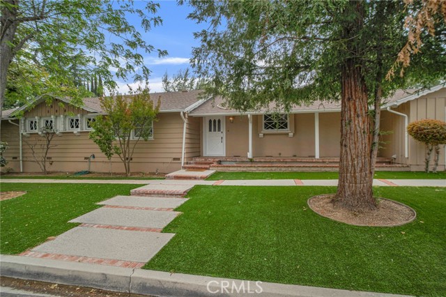 Detail Gallery Image 4 of 39 For 19710 Henshaw St, Woodland Hills,  CA 91364 - 4 Beds | 4 Baths