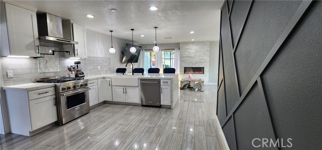 Detail Gallery Image 2 of 5 For 815 W Francis St, Corona,  CA 92882 - 4 Beds | 2 Baths