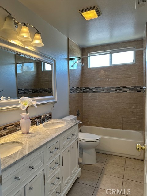 7297 Cobble Creek Drive, Eastvale CA: https://media.crmls.org/medias/793f4d0f-3926-4f47-ab0d-d1e1f2de223d.jpg