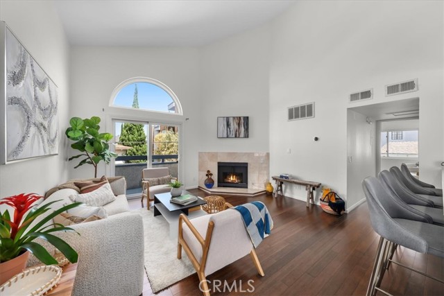 Detail Gallery Image 1 of 1 For 11733 Avon Way #204,  Los Angeles,  CA 90066 - 2 Beds | 2 Baths