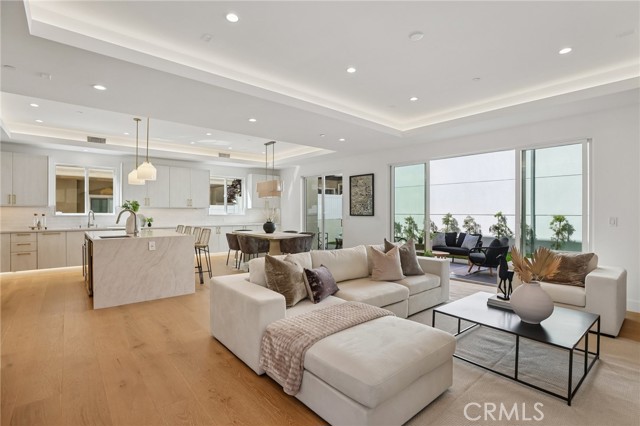 2019 Huntington Lane, B photo 4