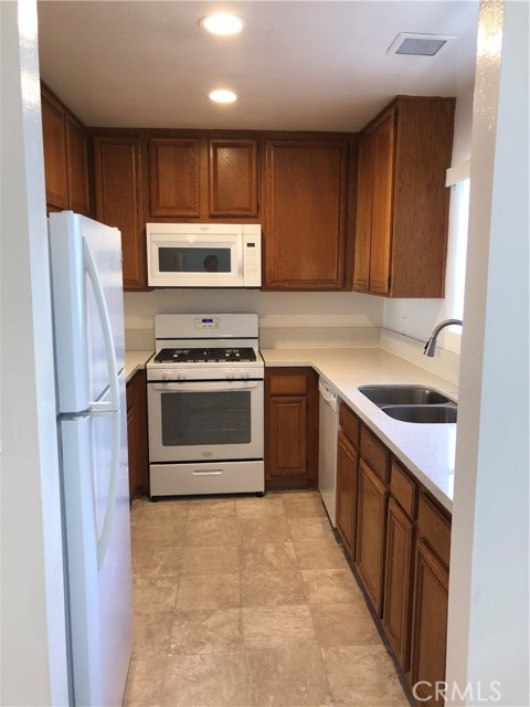 Detail Gallery Image 5 of 15 For 2931 Plaza Del Amo #26,  Torrance,  CA 90503 - 2 Beds | 2/1 Baths