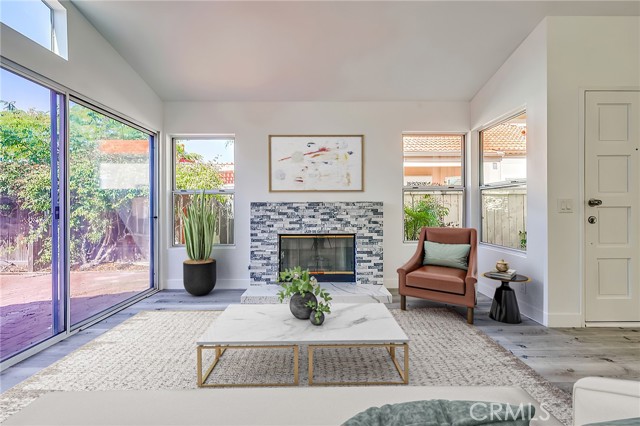 Living Room - virtual staging