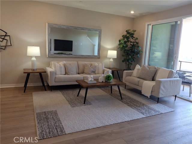 Detail Gallery Image 4 of 30 For 109 S Laxore St #303,  Anaheim,  CA 92804 - 4 Beds | 3/1 Baths