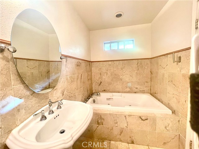 Detail Gallery Image 17 of 22 For 5700 Kelvin, Woodland Hills,  CA 91367 - 3 Beds | 3 Baths