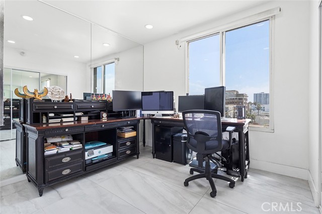 850 E Ocean Boulevard, Long Beach CA: https://media.crmls.org/medias/795ad1d5-6cec-4c32-8cf7-b26ffde3045d.jpg