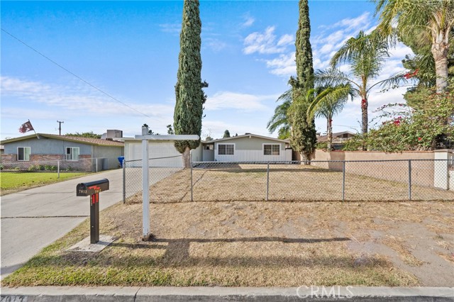 Detail Gallery Image 5 of 35 For 7012 Newbury Ave, San Bernardino,  CA 92404 - 4 Beds | 2 Baths