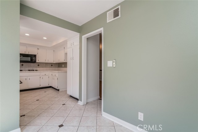 5711 Owensmouth Avenue, Woodland Hills CA: https://media.crmls.org/medias/795b88c9-f16c-42b3-88f4-a2b6e12ebee1.jpg
