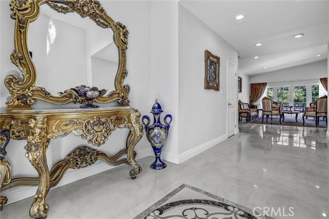 5115 Boda Pl, Woodland Hills CA: https://media.crmls.org/medias/7960d0c8-14c7-49d8-9af2-307cf3021e2b.jpg