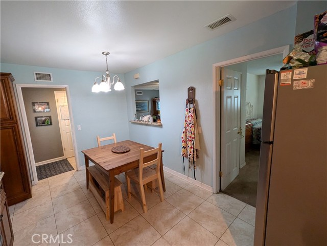 8619 Raintree Avenue, Riverside CA: https://media.crmls.org/medias/79628354-fabe-497f-86ca-6d040c102b78.jpg
