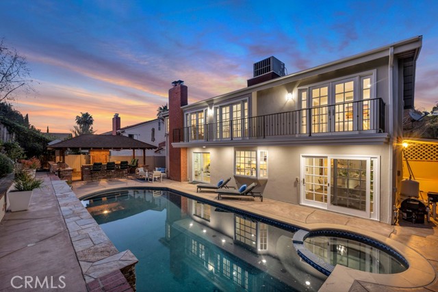 Detail Gallery Image 2 of 25 For 21438 Mulholland, Woodland Hills,  CA 91364 - 5 Beds | 3 Baths