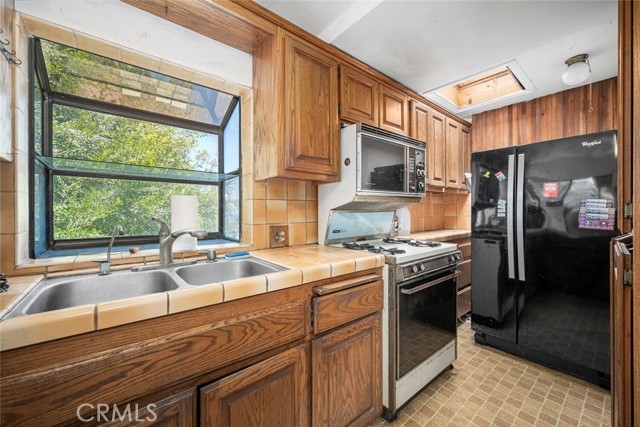 348 S Hamilton Avenue, San Pedro CA: https://media.crmls.org/medias/796aa0a5-e535-41c7-afde-e5e7b628d756.jpg