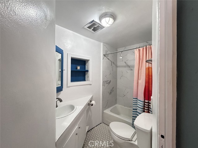 Detail Gallery Image 16 of 26 For 1450 Country Club Dr, Burbank,  CA 91501 - 1 Beds | 1 Baths