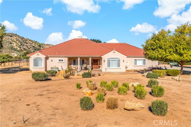 Detail Gallery Image 2 of 49 For 10204 Mount Olympus Valley Rd, Fallbrook,  CA 92028 - 3 Beds | 2/1 Baths