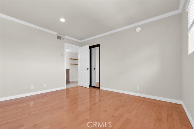 Image 27 of 31 For 532 Rossmore Avenue 411