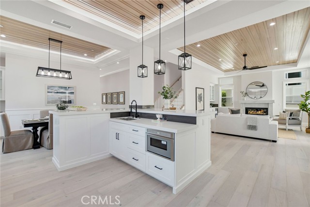 KITCHEN COUNTER WITH 2ND COUNTER AND MICROWAVE