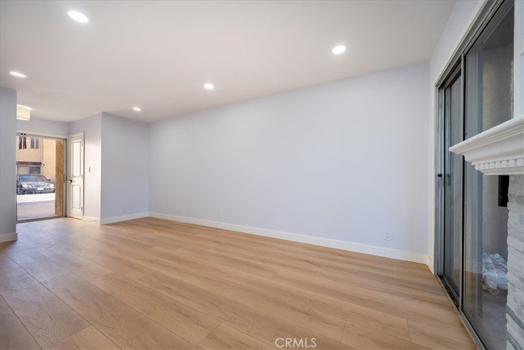 https://media.crmls.org/medias/796e5577-d37a-488d-8c65-041fb02316d4.jpg?preset=X-Large