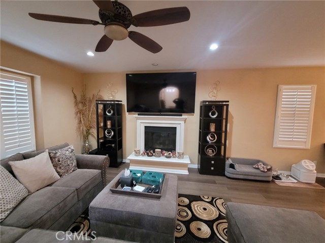 Detail Gallery Image 10 of 33 For 3103 S Hampton Way, Ontario,  CA 91761 - 4 Beds | 4/1 Baths