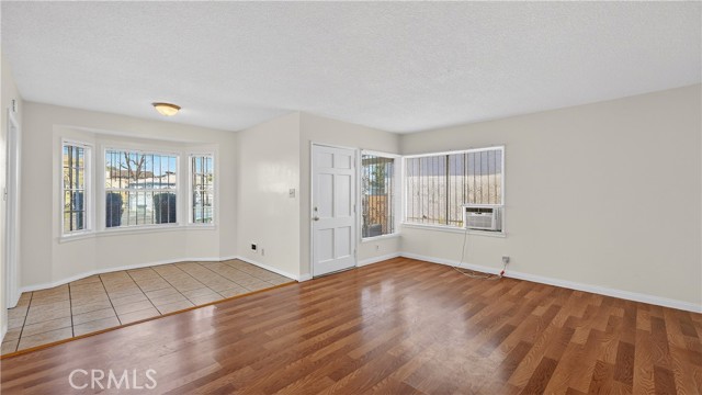 Detail Gallery Image 12 of 44 For 200 E Century Bld, Los Angeles,  CA 90003 - 2 Beds | 1 Baths